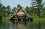 Cabana em afluente do rio Dulce, perto de Livingston, na Guatemala